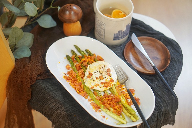 健身食谱｜烤芦笋培根煎蛋，芦笋的正确打开方式的做法