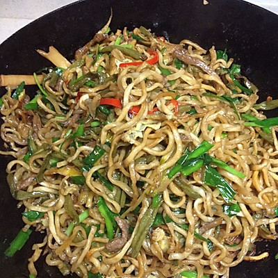 竹笋豆角肉丝青红椒鸡蛋韭菜炒面