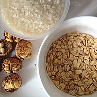 舍得家：核桃仁燕麦粥——宝宝食谱营养早餐粥之3的做法图解1