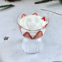 做一份圣诞甜品就是这么简单，威化饼草莓酸奶杯，颜值爆表的做法图解5
