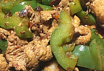 青椒炖土猪肉的做法