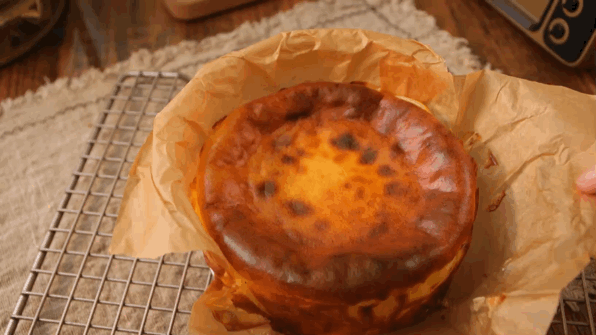 #美食视频挑战赛#“烧焦”的芝士巴斯克蛋糕直接干烤即可的做法图解7