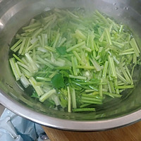 凉拌芹菜花生豆的做法图解3