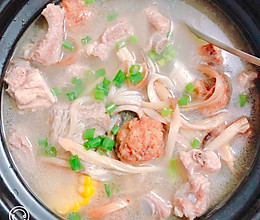 鸡纵肉丸排骨玉米汤的做法