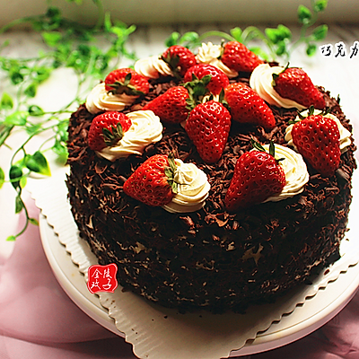 形似黑森林的草莓巧克力蛋糕