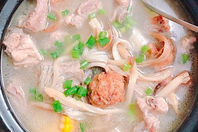 鸡纵肉丸排骨玉米汤