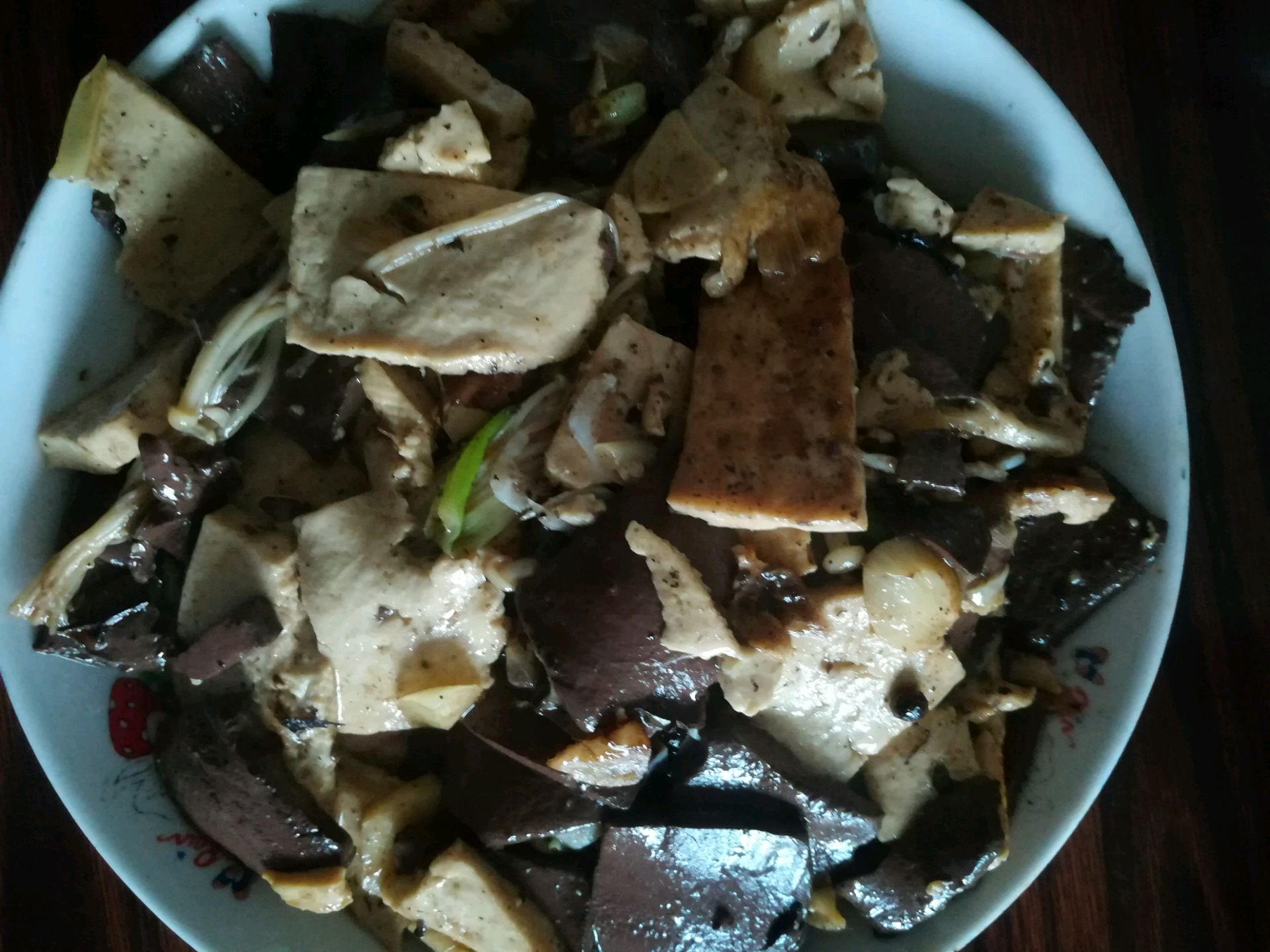分享我家午餐食谱：千张烧肉、鸭血烧豆腐、炒白菜 - 哔哩哔哩