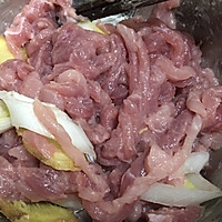 肉丝鸡蛋炒饼的做法图解1