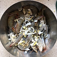 桃红葡萄酒茄汁虾的做法图解2