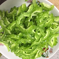 苦瓜炒鸡蛋的做法图解3