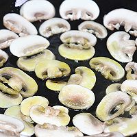 椒盐橄榄油煎白蘑菇#橄露贝贝橄榄油试吃#的做法图解4