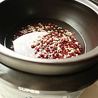 红豆薏米砂锅粥的做法图解3