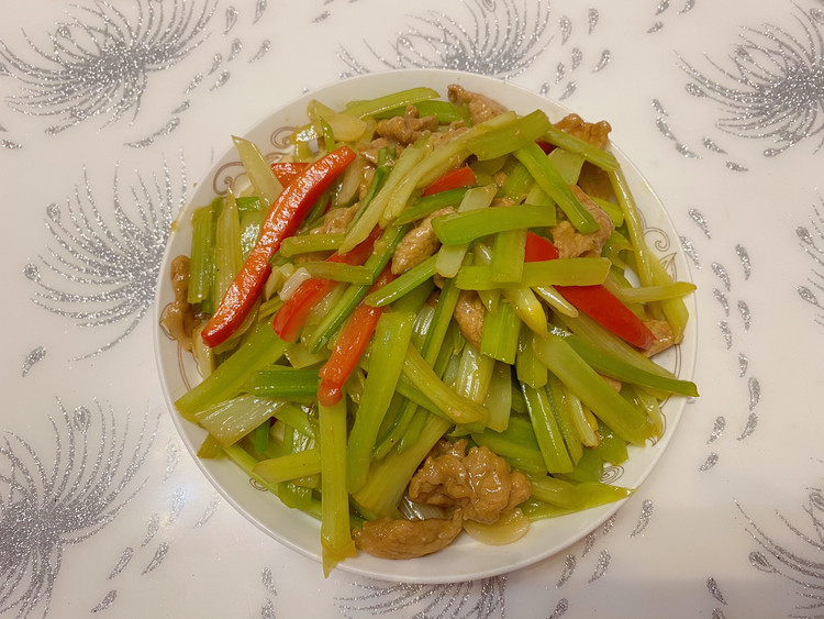 芹菜炒肉的做法