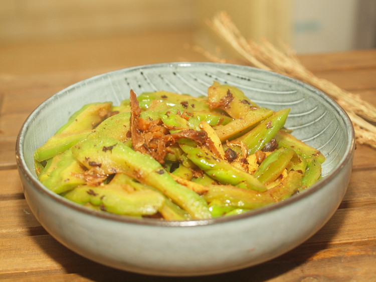 十分钟快手菜之苦瓜炒豆豉鲮鱼的做法