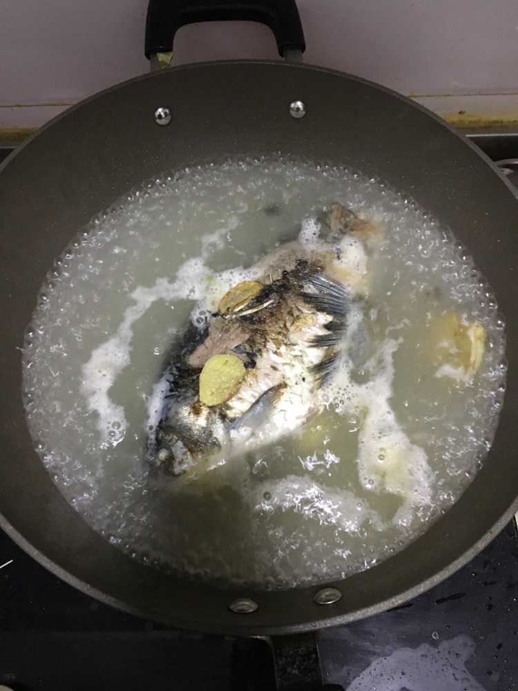 鲫鱼豆腐汤的做法图解3