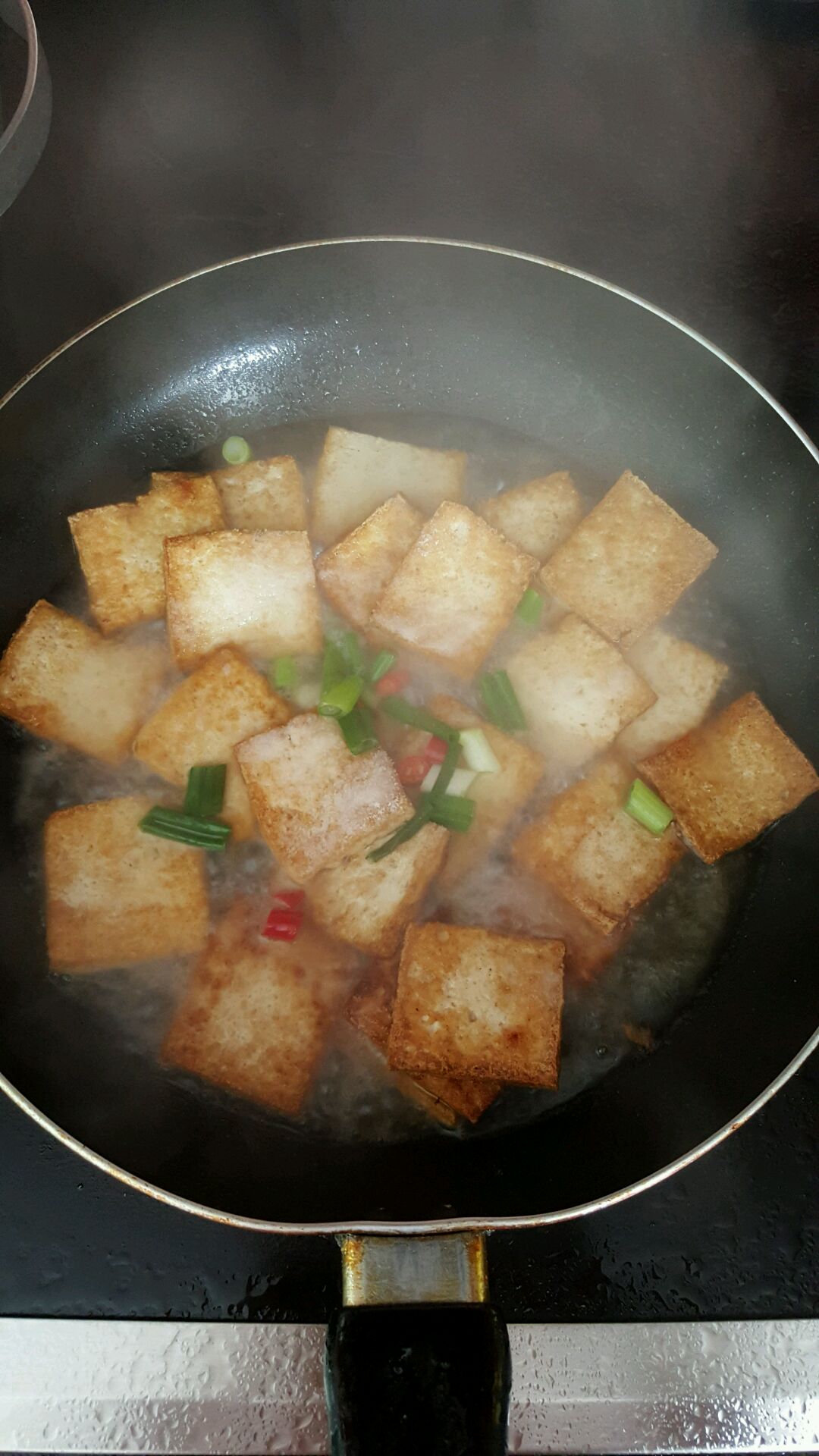 菠菜煮豆腐是一道健康美味的素菜，做法如下：