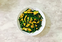 家常菜之鲜嫩的韭菜苔炒鸡蛋丝的做法