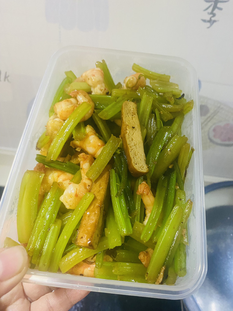 芹菜虾仁的做法