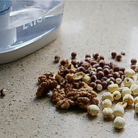 核桃芡实莲子浆的做法图解1