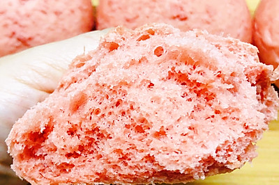 松软香甜可口的“粉色雪花面包”