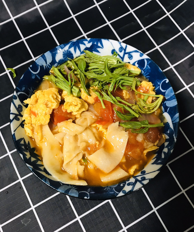 香椿芽西红柿鸡蛋抻面的做法