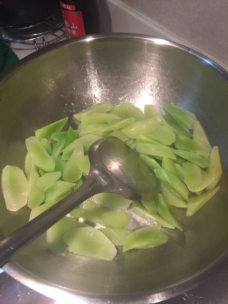 水煮鱼，麻辣牛蛙同时操作流程的做法图解7