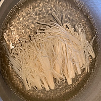 酸汤金针菇肥牛的做法图解3