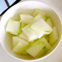 冬瓜粉丝丸子汤的做法图解1