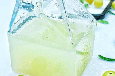 这个夏天里不可或缺的一口清爽回甘，潮汕网红润喉油柑汁。