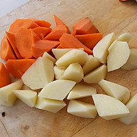 土豆胡萝卜烧鸡翅的做法图解2