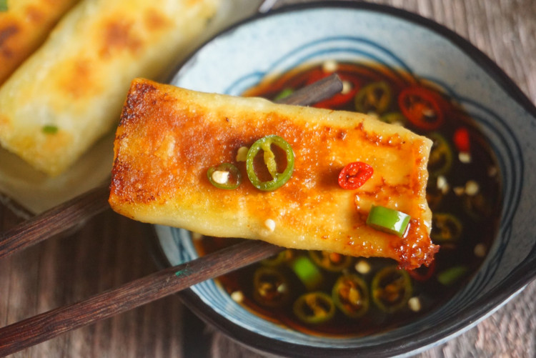 网红脆皮锅贴，金黄酥脆的诀窍就在于这碗面水的做法