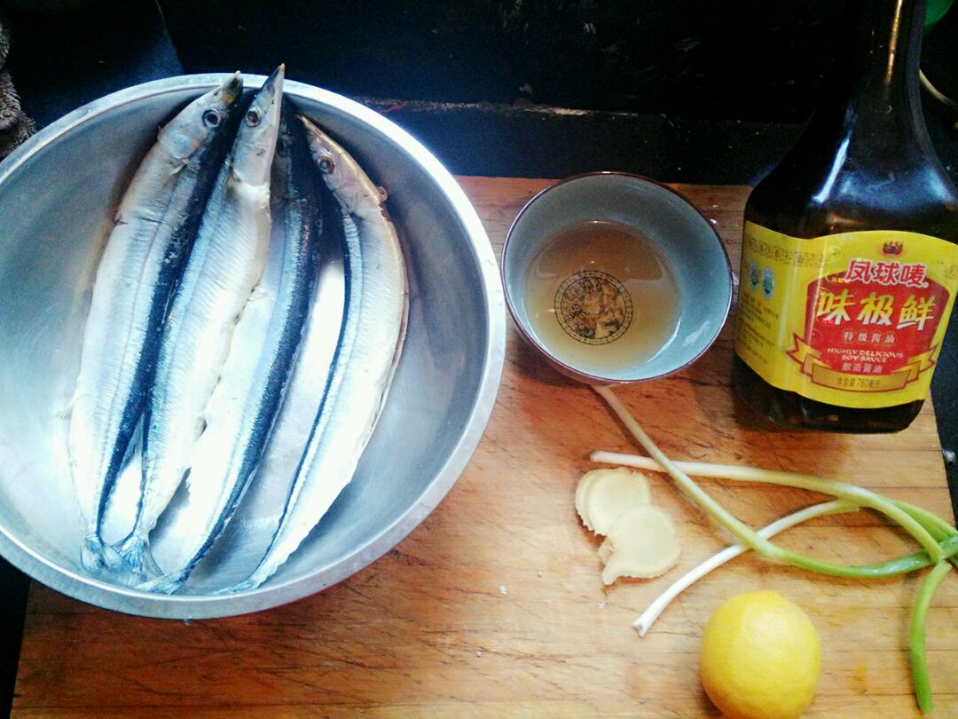 柠檬香煎秋刀鱼怎么做_柠檬香煎秋刀鱼的做法_豆果美食