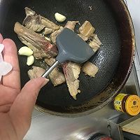 不腻的红烧排骨的做法图解5