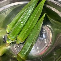 秋葵鸡蛋卷的做法图解1