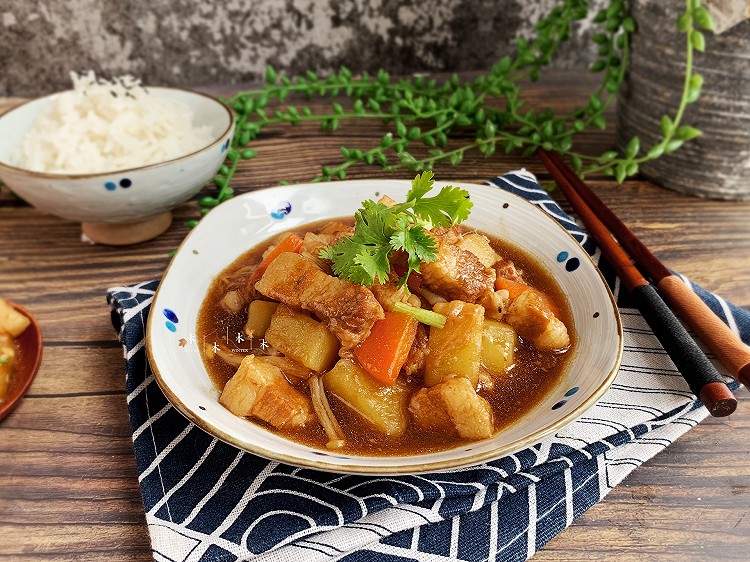 土豆五花肉煲的做法