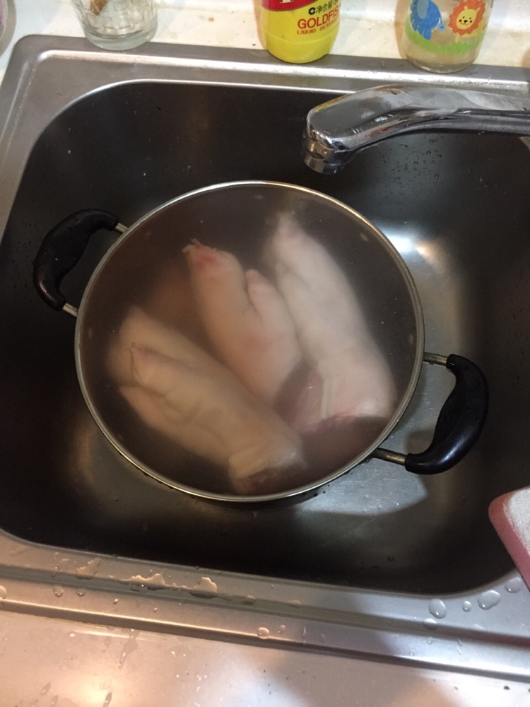 卤猪蹄的做法图解1