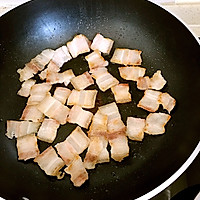 包菜炒五花肉的做法图解2