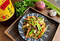 芹菜炒香干的做法