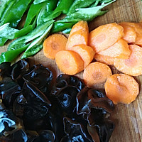 黑木耳、胡萝卜、青椒炒黑椒巴沙鱼片的做法图解8