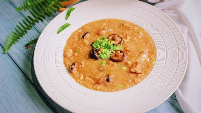 夏季养胃，事半功倍——香菇鸡肉小米粥