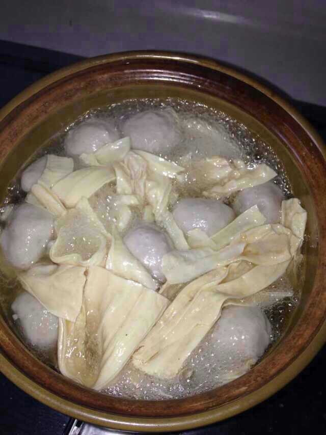 肉丸子腐竹汤的做法