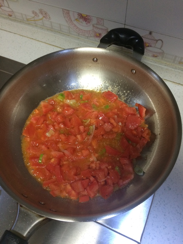 西红柿汤面的做法图解2