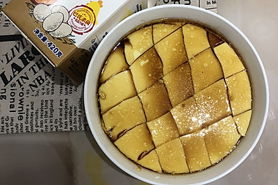 用筷子夹着吃的蒸鸡蛋