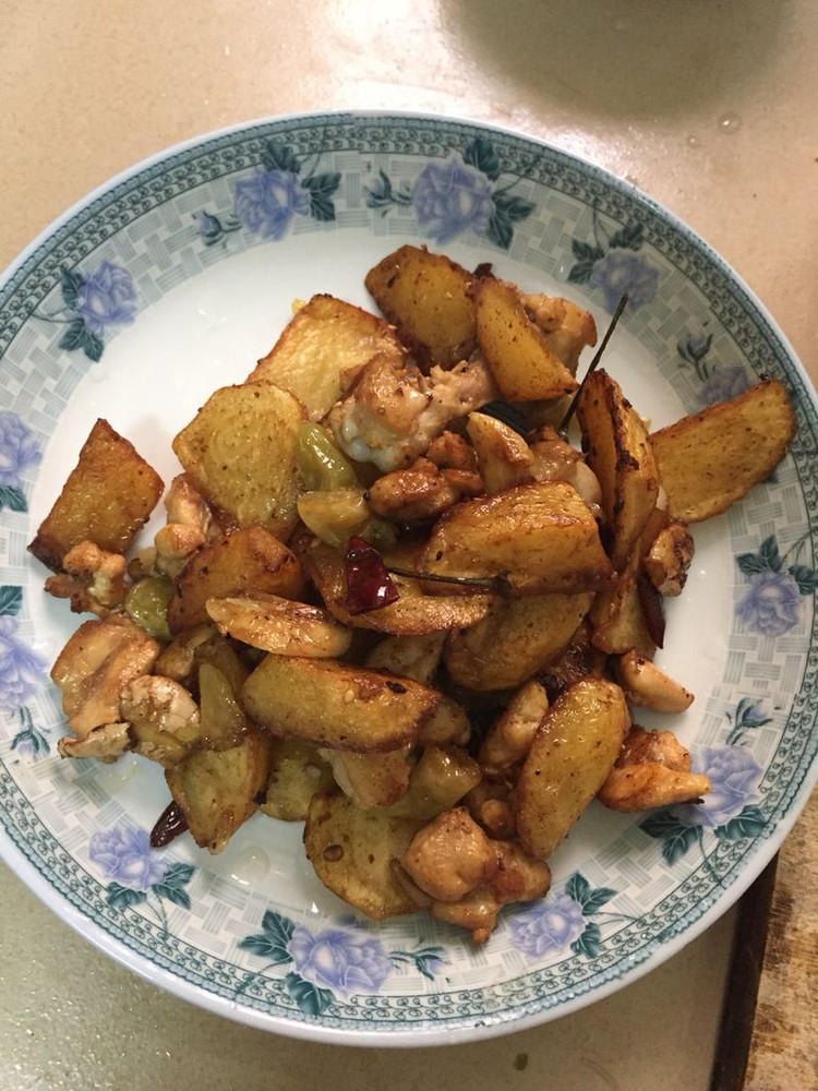 鸡肉与土豆的美味碰撞～干锅鸡肉薯角的做法