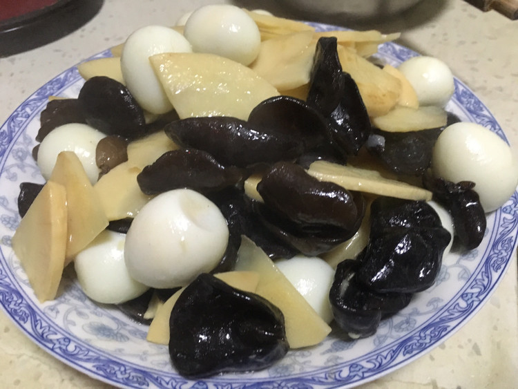 木耳冬笋烧鹌鹑蛋的做法