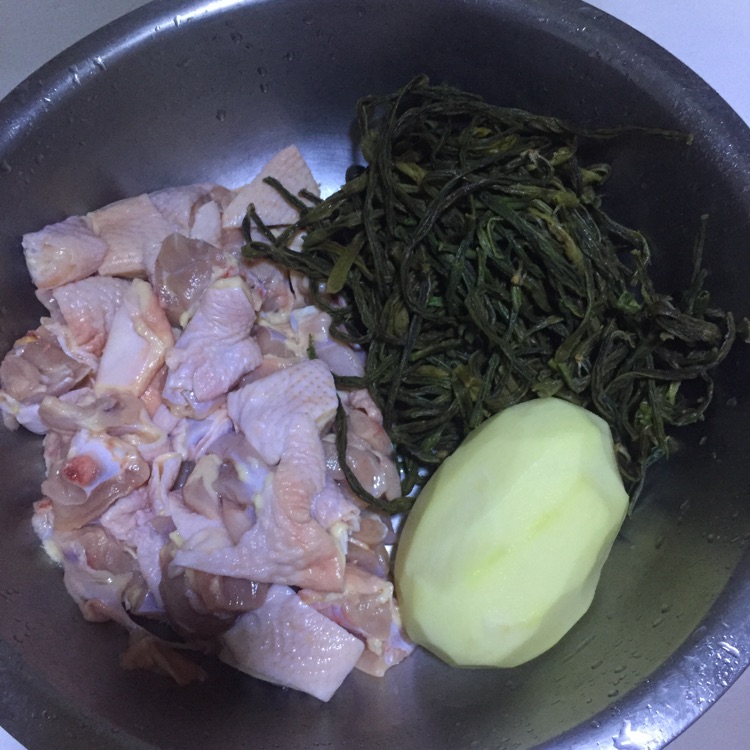 干豆角土豆焖鸡的做法图解1