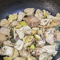 砂锅板栗炖鸡的做法图解3