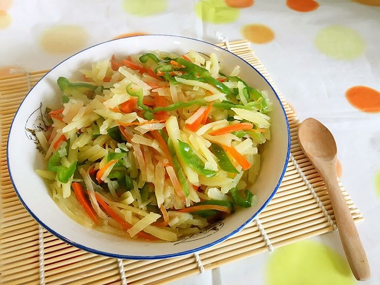 青椒土豆胡萝卜丝的做法