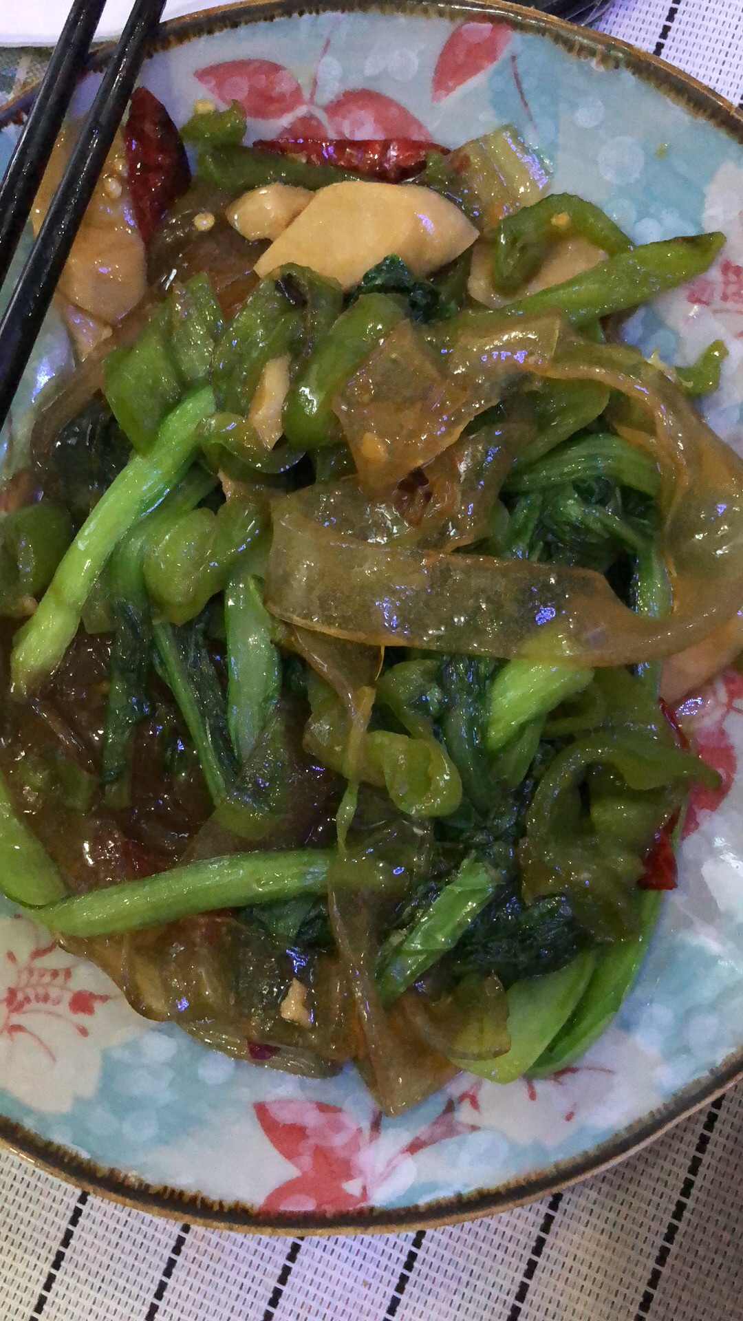 Fried vermicelli with chicken feather and vegetable