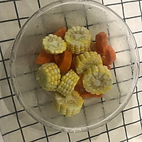 小两口胡萝卜玉米排骨汤的做法图解2